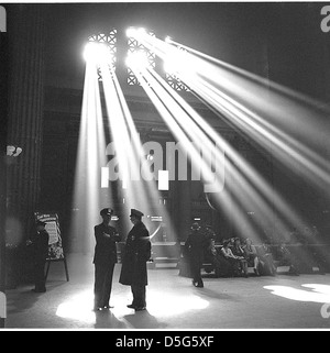 Une photographie prise dans la salle d'attente de Union Station à Chicago, Illinois, par Jack Delano, met en valeur le style architectural des Beaux-Arts, l'éclairage à contraste élevé et un moment de calme des passagers des chemins de fer. Banque D'Images