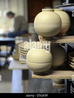 Assiettes et bols sont représentés sur une étagère dans l'atelier de céramique Margaretenhöhe à Essen, Allemagne, 27 mars 2013. Le gestionnaire et six collègues produisent des vases, bols et théières en argile dans les anciens entrepôts de la Houillère complexe industriel à Essen. Photo : Caroline Seidel Banque D'Images