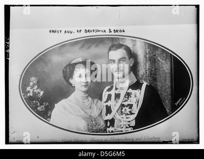 Portrait d'Ernst August de Brunswick et de son épouse, réalisé par le photographe Sandau à Berlin. L'image montre le couple royal pendant leur mariage, mettant en valeur leur tenue formelle et leur présence royale. Banque D'Images