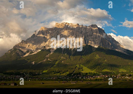 À la lumière du soir du Wetterstein au-dessus de la vallée de l'Ehrwalder Becken dans la Zugspitz Arena, Ehrwald, Tyrol, Autriche Banque D'Images