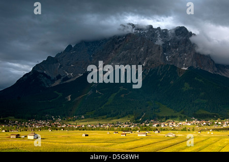 Lumière étrange après un orage dans l'Ehrwalder Becken, la vallée du Wetterstein dans l'obscurité, Ehrwald, Tyrol, Autriche Banque D'Images