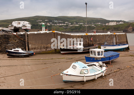 L'île de Man, Port Erin, bateaux dans le port ci-dessous Pier Raglan à marée basse Banque D'Images