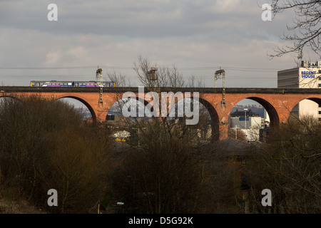 Le Stockport Viaduc . Le pont assure le chemin de fer sur la rivière Mersey à Stockport , Greater Manchester Banque D'Images