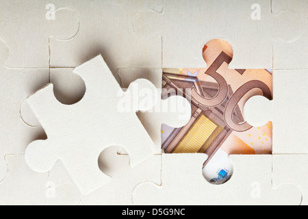 Puzzle avec un morceau manquant et 50 euro Banque D'Images