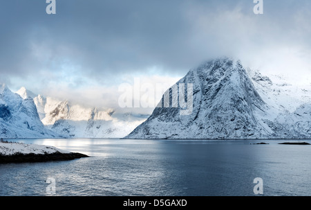 Vue sur l'Olstind sur les îles Lofoten sur un matin d'hiver Banque D'Images