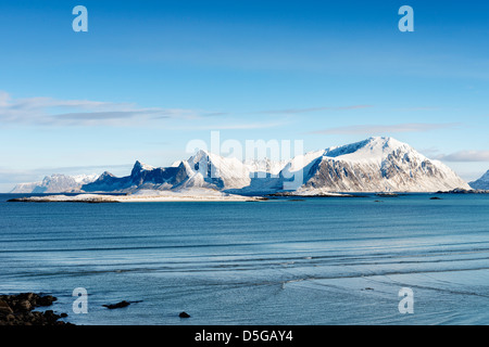 Vue d'Ytresand sur les îles Lofoten à est vers Ramberg et Flakstadtinden Banque D'Images