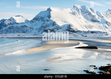 Une vue de la baie d'Ytresand Sandbotnen Fredvang, regardant vers le village sur les îles Lofoten, Norvège Banque D'Images