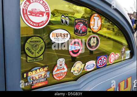 Garden City, New York, États-Unis, 31 mars 2013. Ces autocollants sont sur fenêtre latérale de A. Racine Chevrolet Sedan 1955, une voiture de course classe Gasser, à la 58e Assemblée annuelle le dimanche de Pâques Vintage Car Show et défilé parrainé par la ville de jardin Chambre de Commerce. Des centaines de voitures anciennes authentiques, 1898-1988, y compris les antiquités, classique, et d'intérêts spéciaux ont participé à la parade.Crédit : Ann E Parry/Alamy Live News Banque D'Images