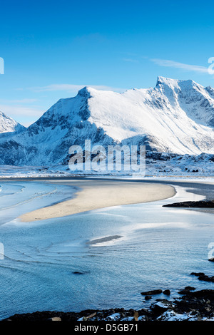 Une vue de la baie d'Ytresand Sandbotnen Fredvang, regardant vers le village sur les îles Lofoten, Norvège Banque D'Images