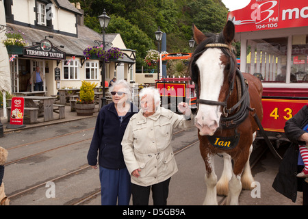 L'île de Man, Douglas, les visiteurs avec le tramway tiré par des chevaux à la Derby Château terminus Banque D'Images