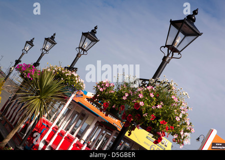 L'île de Man, Douglas, floral paniers suspendus à Electric Railway et terminus du tramway à cheval Banque D'Images