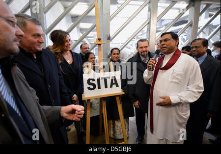 Homme politique sri-lankaise et membre du parlement pour la circonscription de Gampaha Basil Rajapaksa (à droite), Maire de Prague Bohuslav Svoboda (deuxième à gauche) et modèle tchèque Alena Seredova (troisième à partir de la gauche) sont vus au cours de baptême de bébé éléphant au zoo de Prague, en République tchèque, le 30 mars 2013. (Photo/CTK Michal Dolezal) Banque D'Images