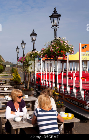 L'île de Man, Douglas, pub clients à Electric Railway et terminus du tramway à cheval Banque D'Images