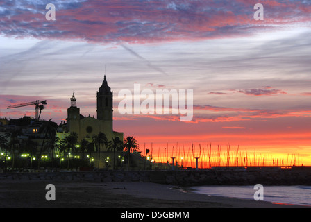 Matin ciel au-dessus de la station balnéaire de Sitges méditerranéen espagnol Banque D'Images