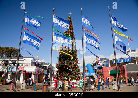 Arbre de Noël et des drapeaux au Pier 39 de Fisherman's Wharf à San Francisco, Californie, États-Unis d'Amérique, USA Banque D'Images