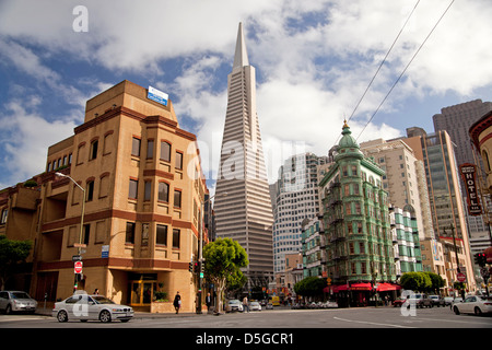 La Transamerica Pyramid, sentinelle historique bâtiment avec Cafe Zootrope et Columbus Avenue à San Francisco, Californie, Banque D'Images