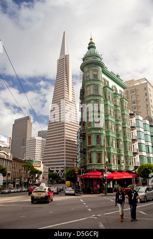 La Transamerica Pyramid, sentinelle historique bâtiment avec Cafe Zootrope et Columbus Avenue à San Francisco, Californie, Banque D'Images