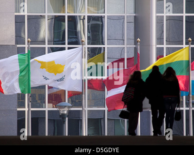 Divers Drapeaux des États membres de l'UE à Bruxelles, Belgique avec la silhouette du groupe de personnes marcher
