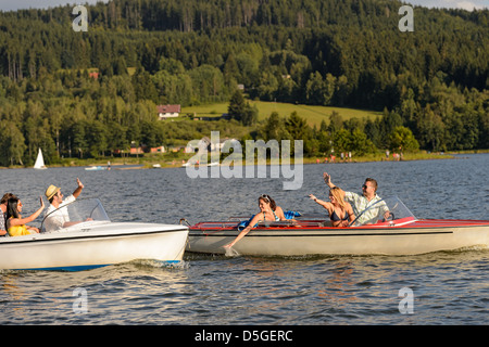 Jeunes amis s'amusant en bateaux à forme et les projections d'eau. Banque D'Images