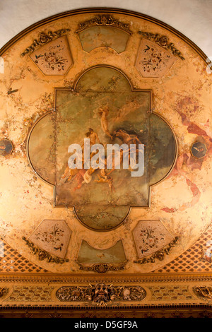 Intérieur avec la peinture du plafond du théâtre Teatro Tomas Terry à Cienfuegos, Cuba, Caraïbes Banque D'Images