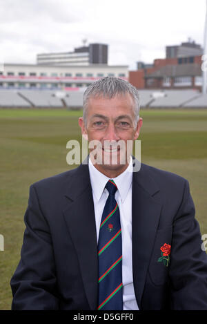 Manchester, UK. Le 02 avril 2013. Mike Watkinson, ancien capitaine, et maintenant directeur de Cricket pose au cours de la Journée des médias 2013 et une séance à Lancashire County Cricket Club. Unis Old Trafford, Manchester, UK 02-04-2013. Crédit : John Fryer / Alamy Live News Banque D'Images