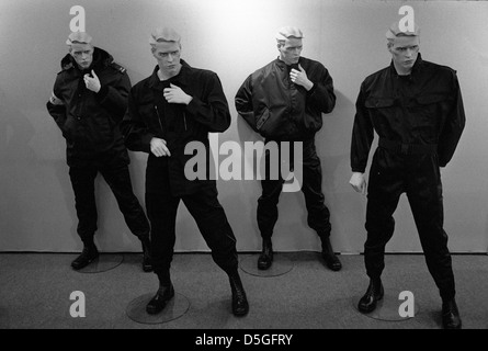 Paris, les Bourget, 1993 - faux policier montrant des soldats et les uniformes, vêtements et d'armes à l'Milipol, la peur de l'Armée Banque D'Images