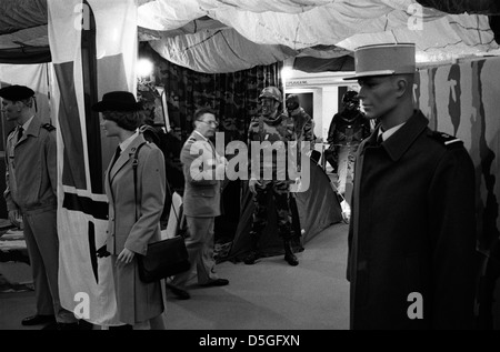 Paris, les Bourget, 1993 - faux policier montrant des soldats et les uniformes, vêtements et d'armes à l'Milipol, la peur de l'Armée Banque D'Images