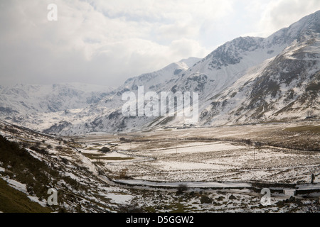 Ogwen Valley Gwynedd au nord du Pays de Galles Mars Voir le long de la neige a couvert Nant Ffrancon à mcg Idwal et Y Garn Banque D'Images