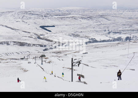 Teesdale, comté de Durham, Royaume-Uni. Le 31 mars 2013. Skieurs et snowboardeurs bénéficiant de bonnes conditions de neige à la Yad Moss téléski de Teesdale, County Durham, England, UK. Les basses températures ont maintenu les conditions de neige dans les hautes terres de l'UK. Sagar-Musgrave Crédit : Rupert / Alamy Live News Banque D'Images