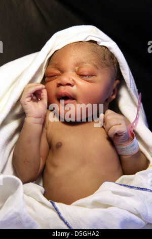 Bébé prématuré nouveau-né fille dans le domaine de la maternité de l'Hôpital Holy Family à Techiman, Ghana Banque D'Images