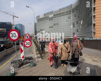 Habillé traditionnellement famille africaine musulmane à la place de l'UE au Berlaymont à Bruxelles, Belgique Banque D'Images