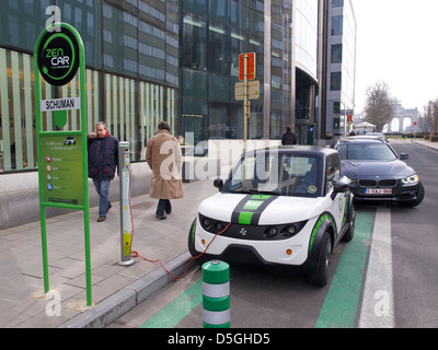 Véhicule électrique voiture zen près de la station de recharge le Parc du Cinquantenaire à Bruxelles, Belgique Banque D'Images