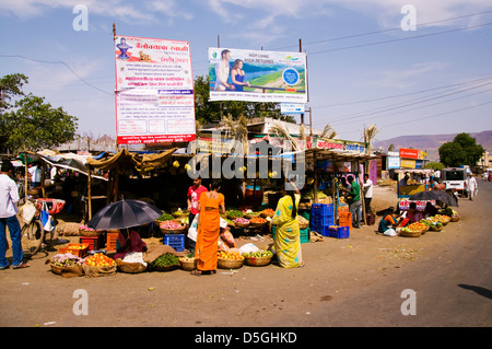 Marché et des panneaux publicitaires en Paud Mulshi Pune Maharashtra Inde Vallée Banque D'Images