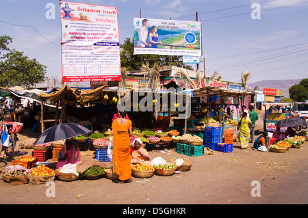 Marché et des panneaux publicitaires en Paud Mulshi Pune Maharashtra Inde Vallée Banque D'Images