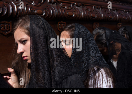 Les femmes portant des vêtements de deuil portent sur leurs épaules une image de la Vierge Marie au cours de la semaine de Pâques dans la Antigua Guatemala Banque D'Images