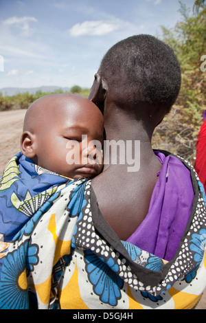 Mère africaine avec bébé endormi sur son cou dans Moashi;Tanzanie Afrique;;de massaï et les parents africains Banque D'Images