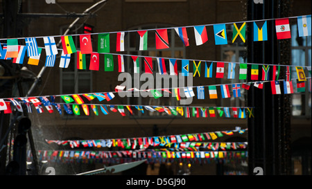 Bunting colorés suspendus dans une rue de Londres pendant les Jeux Olympiques de 2012. Banque D'Images