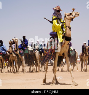 Wodaabes nomad monte un chameau pendant Gerewol Festival nomades dans le nord du Niger Banque D'Images