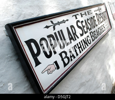Une ancienne demeure victorienne d'un marqueur signe pointant vers lfracombe tunnel historique de plages, Devon Banque D'Images