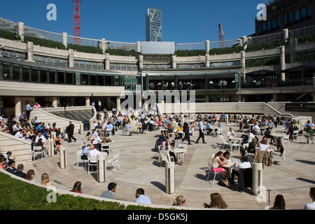 Les travailleurs bénéficiant d'une piscine en plein air de la ville déjeuner au Broadgate et Exchange Square, à proximité de la gare de Liverpool Street, Londres, Angleterre. Banque D'Images