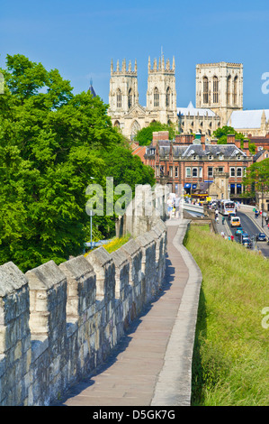 La cathédrale de York et d'une partie de l'enceinte historique de la ville le long de la route de la station York Yorkshire Angleterre UK GB EU Europe Banque D'Images