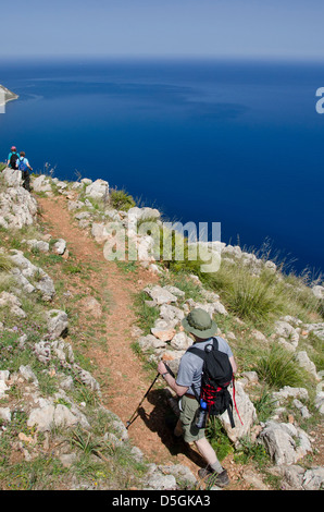 Randonneur sur un sentier surplombant la mer Tyrrhénienne, Zingaro, Sicile, Italie. Banque D'Images