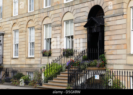 Design de porte néo-classique et toureté par Charles Rennie Mackintosh, ancien bâtiment de la Glasgow Society of Lady Artists, 5 Blythswood Square, Écosse, Royaume-Uni Banque D'Images