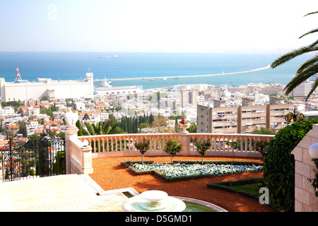 Voir d'Haïfa, du haut du Mont Carmel montrant le Port de Haifa, Haifa, Israël, Moyen Orient Banque D'Images