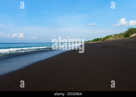 Plage volcanique de sable noir à Bali, Indonésie Banque D'Images