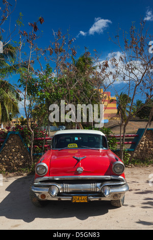 La province de Sancti Spiritus, Cuba, Trinidad, Playa Ancon plage, nous l'époque des années 1950 s'en-voiture Pontiac Banque D'Images