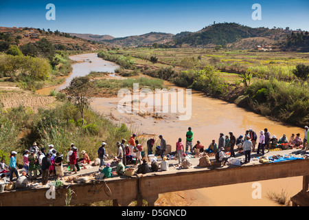 Madagascar, Ambatofosy, marché local le vieux chemin pont sur la rivière Banque D'Images