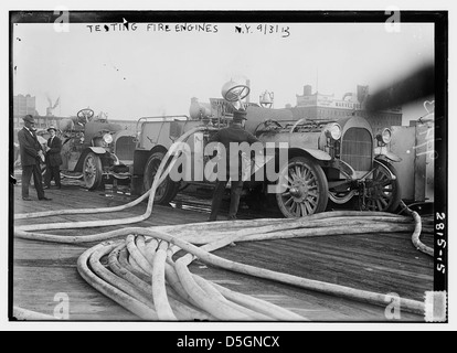 Photo montrant les essais de moteurs et de tuyaux d'incendie à New York le 3 septembre 1913. L'image capture la pression de l'eau et l'efficacité de l'équipement de lutte contre l'incendie. Banque D'Images