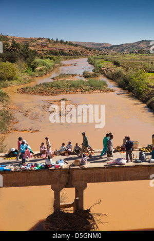 Madagascar, Ambatofosy, marché local le vieux chemin pont sur la rivière Banque D'Images