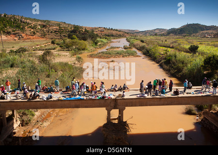 Madagascar, Ambatofosy, marché local le vieux chemin pont sur la rivière Banque D'Images